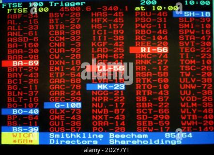 Les perspectives pour les concessionnaires urbains ont continué à paraître sombres à 10 heures du matin aujourd'hui (mardi), la majorité de cet écran étant couvert en rouge vif après que les actions se sont écrasées dans la plus grande chute de points jamais enregistrée sur l'indice FTSE-100. À quelques minutes de l'ouverture du marché, l'effet de frappe d'une nuit désastreuse de négociation en extrême-Orient, après une crise de Wall Street hier, a conduit à une chute massive des prix. Les pertes sur le marché au début de ce matin se sont orientées vers 100 milliards. Photo de David Cheskin/PA. Voir PA Story CITY Market Banque D'Images