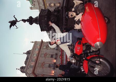 Wallace et Gromit à bord de leur moto, devant la statue d'Eros, Piccadilly Circus, pour lancer aujourd'hui le spectacle West End « A Grand Night Out » au Peacock Theatre (mercredi). Photo de Neil Munns /PA. Banque D'Images