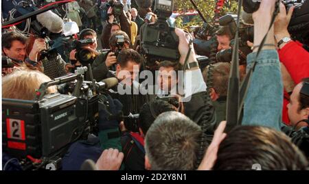 Michael Schumacher, pilote de course automobile allemand, arrive avec Jean Todt, directeur de l'écurie de F1 de Ferrari, à Motor Sports House, Slough pour l'audience de la FIA d'aujourd'hui (mardi) sur la collision de Schumacher avec Jacques Villeneuve lors du dernier Grand Prix de la saison, à Jerez, en Espagne. Photo de Fiona Hanson/PA Banque D'Images