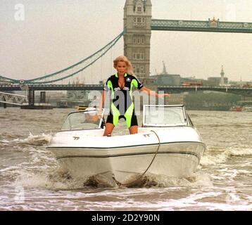 Page trois modèle Melinda Messenger, vêtu d'une combinaison sur mesure, fait le tour du surf devant le célèbre Tower Bridge au-dessus de la Tamise à Londres pour lancer le nouveau jeu vidéo Sony Play Station « Rapid Racer ». Banque D'Images