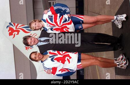 Bob Ayling, directeur général de British Airways, avec les athlètes britanniques Kelly Holmes (à gauche) et Alison Curbishley, à l'aéroport d'Heathrow aujourd'hui (Weds) où BA a dévoilé leur nouvel avion dédié aux Jeux Olympiques. La première compagnie aérienne internationale du Royaume-Uni a également annoncé son intention d'offrir des vols gratuits à tous les concurrents et officiels dans le cadre de son accord de parrainage avec l'Association olympique britannique et l'Association paralympique britannique. Photo Tim Ockenden/PA. REGARDEZ L'HISTOIRE DES PA. Banque D'Images