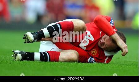 Wayne Rooney de Manchester United tient sa cheville lors du match de la Barclays Premier League à Old Trafford, Manchester. Banque D'Images