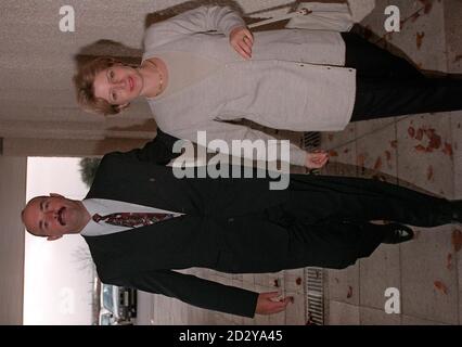 Bruce Grobbelaar, ancien gardien de but de Liverpool et de Southampton, et sa femme Debbie, arrivent aujourd'hui à l'hôtel Ramada près de l'aéroport d'Heathrow (jeudi).Grobbelaar et l'ancien gardien de but de Wimbledon Segers qui ont été autorisés plus tôt cette année à réparer des allégations de match, sont maintenant accusés de violation des règles de FA sur les Paris.S'ils sont reconnus coupables, les stars pourraient soit recevoir un avertissement, soit être condamnées à une amende, soit même être interdites de jouer, de coacher ou de gérer à nouveau.Photo de David Cheskin/PA.Voir PA Story football Grobbelaar Banque D'Images