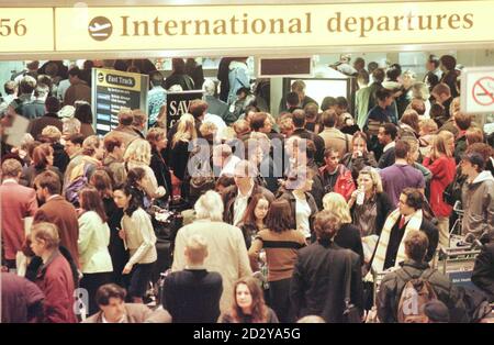 Les passagers se rassemblent aujourd'hui (vendredi) au terminal 1 de l'aéroport d'Heathrow, après un incendie dans le toit du terminal qui a causé le chaos des voyages. Aujourd'hui, l'aéroport a rouvert ses vols en début d'après-midi, mais les passagers étaient toujours prévenus de s'attendre à des annulations et des retards. Voir PA Story FIRE Heathrow. Photo de Tim Ockenden. Banque D'Images