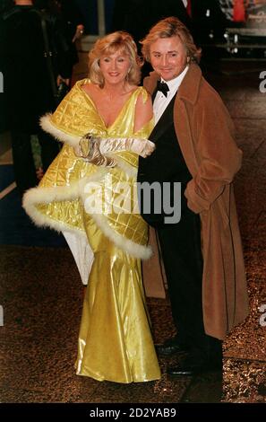 PA NEWS PHOTO 9/12/97 LE DESIGNER DE MODE DAVID EMANUEL ET LIZ BREWER ARRIVENT AU GALA DU MONDE PREMIERE DU NOUVEAU JAMES BOND FILM "TOMORROW NEVER DIES" AU CINÉMA ODEON DE LEICESTER SQUARE, LONDRES Banque D'Images