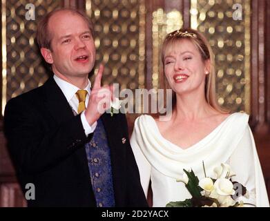 Le chef conservateur William Hague et son épouse Ffion Jenkins sur les marches de l'entrée de St Stephen à la Chambre des communes cet après-midi (vendredi) après leur cérémonie de mariage dans la Chapelle Crypt St Mary Undercroft. Photo de Ben Curtis/PA Banque D'Images