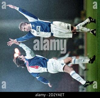 Damien Duff de Blackburn (à droite) célèbre avec le capitaine Tim Sherwood après avoir obtenu sa deuxième note contre West Ham United à Ewood Park aujourd'hui (samedi). (Note finale 3-0) photo de Peter Willcock/PA. Banque D'Images