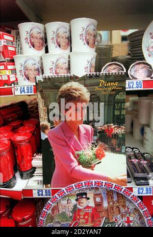 PA NEWS PHOTO 5/12/97 SOUVENIRS ET SOUVENIRS REPRÉSENTANT L'IMAGE DE LA PRINCESSE DIANA EN VENTE DANS LES MAGASINS DE LONDRES Banque D'Images