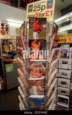 PA NEWS PHOTO 5/12/97 SOUVENIRS ET SOUVENIRS REPRÉSENTANT L'IMAGE DE LA PRINCESSE DIANA EN VENTE DANS LES MAGASINS DE LONDRES Banque D'Images