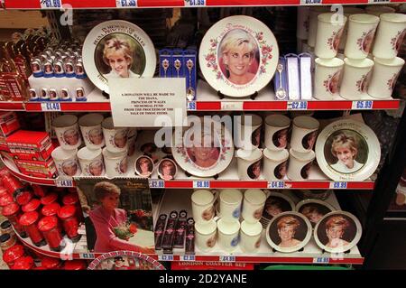 PA NEWS PHOTO 5/12/97 SOUVENIRS ET SOUVENIRS REPRÉSENTANT L'IMAGE DE LA PRINCESSE DIANA EN VENTE DANS LES MAGASINS DE LONDRES Banque D'Images