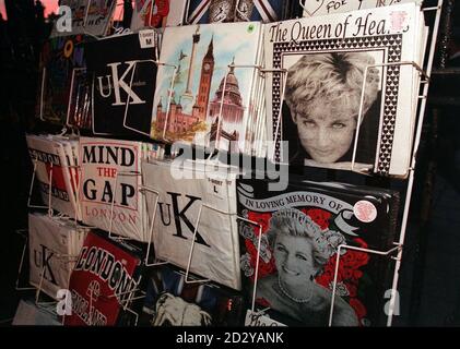 PA NEWS PHOTO 5/12/97 SOUVENIRS ET SOUVENIRS REPRÉSENTANT L'IMAGE DE LA PRINCESSE DIANA EN VENTE DANS LES MAGASINS DE LONDRES Banque D'Images