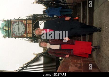 EMBARGO STRICT: NE PAS PUBLIER AVANT 0001HRS LE MERCREDI 31 DÉCEMBRE 1997. Le Rév. David Stuart Sheppard, et sa femme Grace à Chester aujourd'hui (lundi) le Rév. Sheppard va devenir un pair à vie dans la liste des distinctions honorifiques du nouvel an. Photos PA Banque D'Images