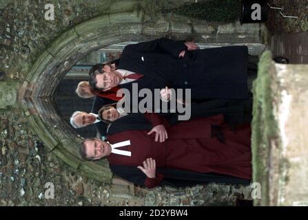 Le Prince de Galles (à droite) marche avec le Provost, le très révérend James Atwell dans la cathédrale St Edmundsbury avant de voir les plans de la tour centrale qui a récemment reçu un financement du millénaire, aujourd'hui (mercredi).Photo de Sean Dempsey/EDI/PA. Banque D'Images