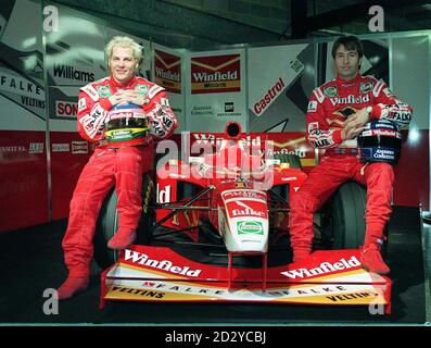 Les pilotes de Formule 1 de Williams, Jaques Villeneuve (à gauche) et Heinz-Harald Frentzen, dévoilent aujourd'hui leur nouvelle FW20 à Silverstone (Weds). PHOTO DAVID JONES/PA. Banque D'Images