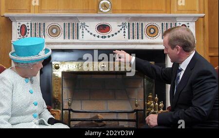 CULTURE ALTERNATIVE la reine Elizabeth II et Taoiseach Enda Kenny parlent dans son bureau des bâtiments gouvernementaux de Dublin, au cours de la deuxième journée de sa visite d'État en Irlande. Banque D'Images