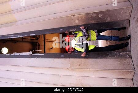 Le ministre de la construction Nick Raynsford (à gauche) et le stagiaire Paul Curry, 23 ans, de Norwich, raflent les portes du site de la nouvelle Tate Gallery - l'ancienne centrale électrique Bankside - à Southbank à Londres ce matin (lundi) pour lancer un « New Deal in Construction ». Le programme, qui fait partie du programme de « bien-être au travail » du gouvernement, vise à aider les jeunes chômeurs depuis 6 mois ou plus à trouver du travail et à améliorer leurs perspectives de rester dans un emploi durable. Photo de Michael Crabtree/PA Banque D'Images