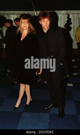 PA NEWS PHOTO 9/2/98 le chanteur Jon bon Jovi et sa femme Karen arrivent pour le Brit. Prix au London Arena ce soir (lundi). Photo de Peter Jordan/PA. Banque D'Images