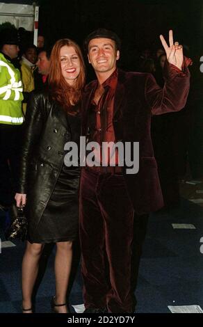 PA NEWS PHOTO 9/2/98 LA CHANTEUSE CONNOR REEVES AVEC UNE COMPAGNE NON IDENTIFIÉE ASSISTE AU BRIT.RÉCOMPENSES.1998 AU LONDON ARENA Banque D'Images