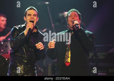 PA NEWS PHOTO : 9/2/98 : ROBBIE WILLIAMS (À GAUCHE) ET TOM JONES SE SONT PRODUITS À LA CÉRÉMONIE DE REMISE DES PRIX BRIT À L'ARÈNE DES DOCKLANDS DE LONDRES.PHOTO DE FIONA HANSON Banque D'Images