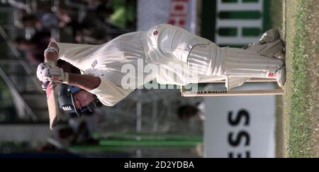 Le Nasser Hussain, en Angleterre, conduit le ballon pour 4 courses, lors du 2ème Test entre l'Angleterre et les Antilles, au Queen's Park Oval, Trinidad Today (vendredi). Photo de Rebecca Naden.*EDI* Banque D'Images