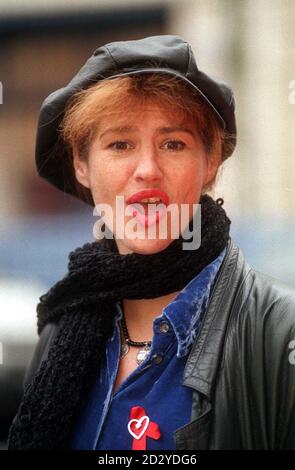 PA NEWS PHOTO 10/2/98 ACTRICE DENISE BLACK À UN PHOTOCALL À LONDRES, ELLE EST À L'ÉTOILE DANS LA TÉLÉVISION 'NE PERSONNES' UN PUISSANT DRAME FAMILIAL QUI SERA DIFFUSÉ SUR BBC 2 Banque D'Images