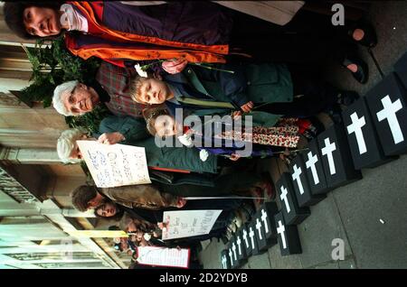 Les manifestants se tiennent à l'extérieur du Conseil médical général de Londres, avec d'autres familles et leurs partisans qui demandent une enquête publique sur les raisons pour lesquelles 68 enfants sont morts ou ont été endommagés au cerveau après une chirurgie cardiaque à l'infirmerie royale de Bristol * Zoe, 5 et Jordan Curnow, 6 - dont la sœur de 9 mois, Verity, est décédée après avoir subi une chirurgie cardiaque à l'hôpital. Banque D'Images