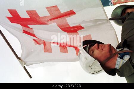 Sir Jocelyn Stevens, président, porte un casque sous le drapeau du patrimoine anglais au champ de bataille de Tewkesbury aujourd'hui (jeudi). Photo Barry Batchelor/PA. Voir PA Story ENVIRONMENT Battlefield. Banque D'Images