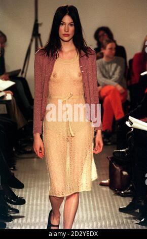 PA NEWS PHOTO 23/2/98 UN MODÈLE SUR LA PASSERELLE POUR J & M DAVIDSON DESIGNERS AU MUSÉE D'HISTOIRE NATURELLE POUR LA SEMAINE DE LA MODE À LONDRES Banque D'Images