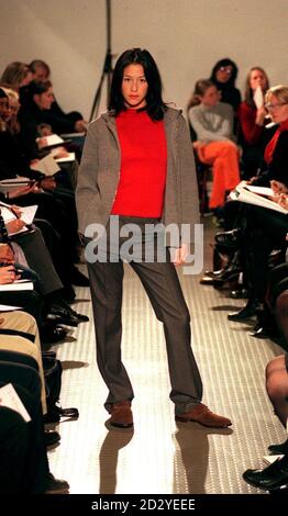 PA NEWS PHOTO 23/2/98 UN MODÈLE PORTE UN PULL ROUGE DÉCONTRACTÉ, UNE VESTE ZIPPÉE GRISE ET UN PANTALON GRIS FONCÉ SUR LA PASSERELLE POUR LES DESIGNERS J & M DAVIDSON AU NATURAL HISTORY MUSEUM FOR LONDON FASHION WEEK Banque D'Images