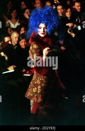 PA NEWS PHOTO : 21/2/98 : HONOUR FRASER MODELS LA COLLECTION VIVIENNE WESTWOOD AUTOMNE/HIVER 98/99 EN PERRUQUE BLEUE À LA SEMAINE DE LA MODE DE LONDRES. PHOTO DE STEFAN ROUSSEAU. Banque D'Images