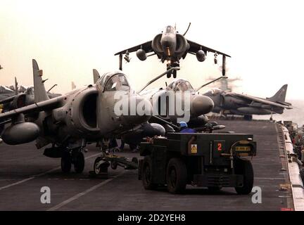 Les marins retournent au porte-avions de la marine Roal, le HMS Invincible, qui opère dans la région du Golfe. RN PHOTO HMS INVINCIBLE/PA Banque D'Images