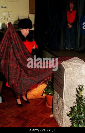 PA NEWS PHOTO 25/2/98 la Reine dévoile la plaque pour rouvrir officiellement l'école primaire St Aidan reconstruite, qui a été pratiquement détruite par un incendie il y a deux ans, à Crouch End, dans le nord de Londres cet après-midi (mercredi).Image de la rotation WPA par John Stillwell/PA Banque D'Images