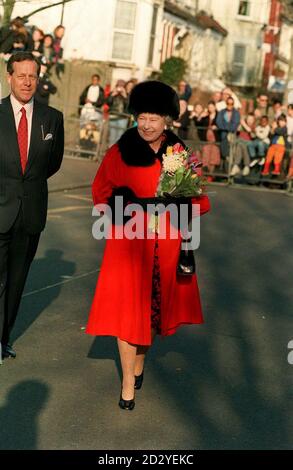 PA NEWS PHOTO 25/2/98 la Reine arrive aux foules et aux wishers en attente pour rouvrir officiellement l'école primaire de St Aidan reconstruite, qui a été pratiquement détruite par un incendie il y a deux ans, à Crouch End, dans le nord de Londres cet après-midi (mercredi).Image de la rotation WPA par John Stillwell/PA Banque D'Images