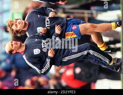 La nouvelle équipe de direction du Crystal Palace Attilio Lombardi (à gauche) et Thomas Brolin se réchauffent pour le match contre Aston Villa à Villa Park aujourd'hui (samedi). (Villa a remporté le titre de première FA Carling par 3 buts à 1). Photo de David Jones/PA. Banque D'Images