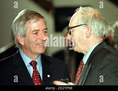 Charlie McCreevy, ministre irlandais des Finances de l'UE (à gauche) et govenor Maurice O'Connell, banque centrale européenne, à l'occasion de la réception tonights au Musée national des chemins de fer de York. Photo de Paul Barker/PA Banque D'Images