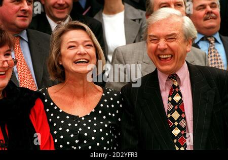 JOHN HUMPHRYS ET KATE ADIE À UN PHOTOCALL À LONDRES POUR LE LANCEMENT DU NOUVEAU PROGRAMME BBC RADIO 4. 02/06/00: Humphrys redevient père à l'âge de 56 ans, après que la petite amie, la présentatrice de nouvelles 24 Valerie Sanderson, ait donné naissance. * ...à un bébé en bonne santé, Owen James. Banque D'Images