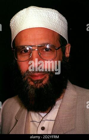 PA NEWS PHOTO 16/3/98 Yusuf Islam, le chanteur anciennement connu sous le nom de Cat Stevens, lors d'un photocall à Harrods aujourd'hui (lundi) pour sortir un album de charité intitulé Je n'ai pas de canons qui rôdent, comme un hommage au peuple de Bosnie. Photo de Tony Harris/PA. Voir PA Story SHOWBIZ Cat 31/03/03 : Cat Stevens qui a enregistré sa première chanson pop pendant un quart de siècle pour recueillir de l'argent pour les enfants en Irak, il a été annoncé. Sir Paul McCartney, David Bowie et George Michael ont également donné des morceaux à un album de l'association War Child. Hope est un suivi de la version 1995 de l'aide pour laquelle une gamme de Banque D'Images