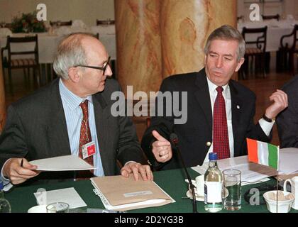 Le ministre irlandais des Finances, Charlie McCreevy (à droite), discute avec le gouverneur de la Banque, Maurice O'Connel, lors de la conférence du ministre des Finances et de l'économie de l'Union européenne à York .Photo de Paul Barker/PA Banque D'Images