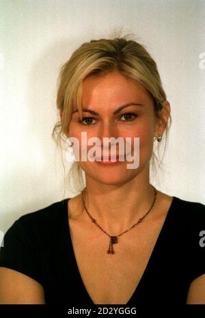 PA NEWS PHOTO 18/3/98 ACTRICE RACHEL FIELDING QUI JOUE LAETITIA LE FIELDING DANS LE DRAME DE TÉLÉVISION DE LA BBC « DANS LE ROUGE » À LE LANCEMENT DE LA BBC PRINTEMPS ET SAISON D'ÉTÉ DANS LONDRES Banque D'Images