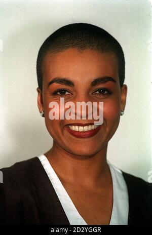 PA NEWS PHOTO 18/3/98 ACTRICE ADJOA ANDOH QUI JOUE EN AVRIL DANS LE DRAME DE LA TÉLÉVISION DE LA BBC "RELATIONS ÉTROITES" AU LANCEMENT DU PRINTEMPS ET DE LA SAISON D'ÉTÉ DE LA BBC À LONDRES Banque D'Images