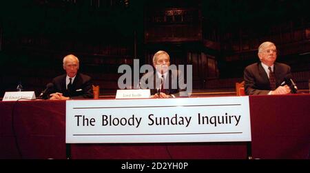 Les trois membres de la «Bloody Sunday Interpellation» (L-R); Sir Edward Somers, Lord Saville of Newdigate (président) et M. Juistice William L. Hoyt assistent à une conférence de presse à la Guild Hall de Londonderry, ce matin (vendredi). PHOTO DE BRIAN LITTLE/PA Banque D'Images