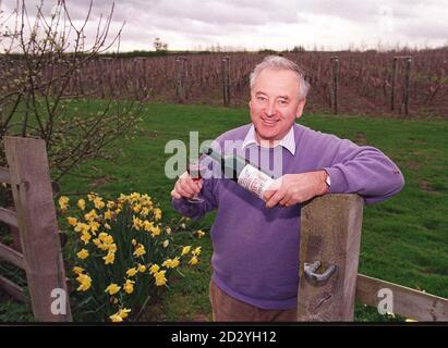 David Millington, du vignoble romain de Wroxeter, a fait l'échantillonnage de son vin rouge. M. Millington doit contester devant un tribunal une décision de planification visant à classer l'aviron comme activité industrielle, ce qui pourrait l'empêcher de vendre des vins de son vignoble. 15/6/99: Début de l'appel. * la haute Cour a statué que, bien que la culture des raisins soit une activité agricole, la production de vin ne l'était pas, soutenant une position du conseil contre le commerce. Le SM et l'épouse Christine ont interjeté appel devant la Cour d'appel. Banque D'Images