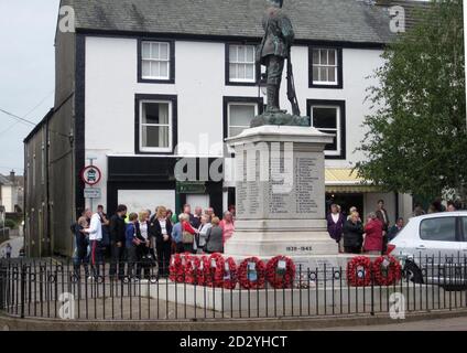 Un silence de deux minutes a lieu au Mémorial de la guerre d'Egremont à Egremont, en Cumbria, pour marquer le premier anniversaire des fusillades au cours desquelles le chauffeur de taxi Derrick Bird a tué 12 personnes avant qu'il ne tourne son fusil sur lui-même. Banque D'Images