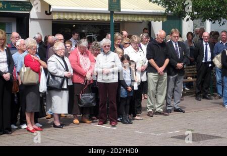 Un silence de deux minutes a lieu au Mémorial de la guerre d'Egremont à Egremont, en Cumbria, pour marquer le premier anniversaire des fusillades au cours desquelles le chauffeur de taxi Derrick Bird a tué 12 personnes avant qu'il ne tourne son fusil sur lui-même. Banque D'Images