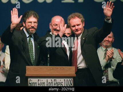 Le président Sinn Fein le président Gerry Adams applaudit avec Martin Mc Guinness (à droite) et le député irlandais Sinn Fein Caoimh O Caolain (au centre) après avoir prononcé son discours présidentiel au Sinn Fein ARD Fheis (Conférence nationale) sur la route RDS Merrion, Dublin, samedi.Photo de Pat Maxwell.Voir l'histoire de PA ULSTER parle Sinn Fein Banque D'Images