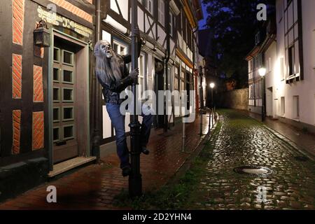 Hamelin, Allemagne. 06e octobre 2020. Du calendrier FARBKORPER 2021 - Geek Art-Bodypainting et Transformaking: Werwolf Photoskriting avec Paul Skupin comme Werwolf dans la grosse Hofstrasse à Hameln. Un projet du photographe Tschiponnique Skupin et du peintre du corps et transformateur Enrico Lein | usage dans le monde crédit: dpa/Alay Live News Banque D'Images