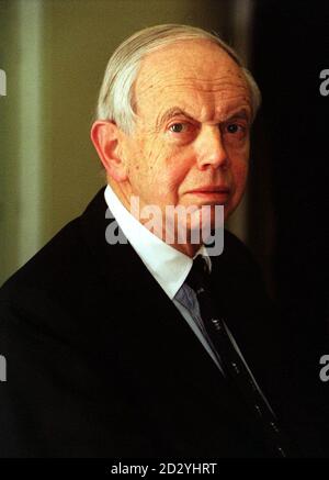 PA NEWS PHOTO 15/4/98 LORD NEILL, PRÉSIDENT DU COMITÉ DES NORMES DE LA VIE PUBLIQUE À L'OUVERTURE DE LA PREMIÈRE AUDIENCE PUBLIQUE DE L'ENQUÊTE SUR LE FINANCEMENT POLITIQUE DES PARTIS À WESTMINSTER CENTRAL HALL, LONDRES Banque D'Images