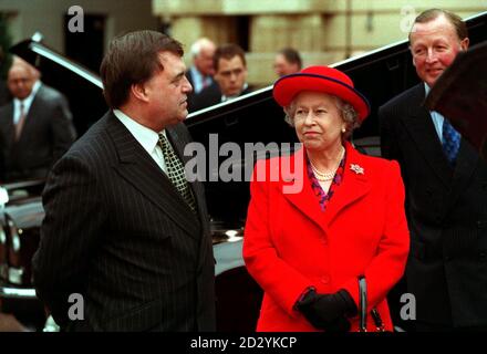 La Reine s'entretient avec le secrétaire aux Transports John Prescott lors du lancement aujourd'hui (jeudi) de la nouvelle flotte de voitures royales fonctionnant au gaz liquide et écologique. Photo de WPA Rota par John Stillwell/PA Banque D'Images