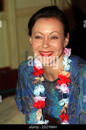 PA NEWS PHOTO 7/5/98 ACTRICE JENNY AGUTTER AU CAFE ROYAL DE LONDRES POUR LA RADIO FOUR, DESERT ISLAND DISQUES CÉLÉBRITÉ CASTAWAY DÎNER À L'AIDE DE LA CHARITÉ POUR LES ENFANTS AVEUGLES ET MALVOYANTS Banque D'Images