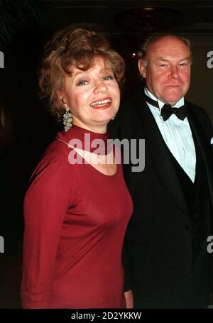 PA NEWS PHOTO 7/5/98 L'ACTRICE PRUNELLA SCALES ET SON MARI TIMOTHY WEST AU CAFE ROYAL À LONDRES POUR LA RADIO FOUR, DESERT ISLAND DISQUES CÉLÉBRITÉ CASTAWAY DÎNER DANS LE CADRE DE LA CHARITÉ POUR LES ENFANTS AVEUGLES ET MALVOYANTS Banque D'Images